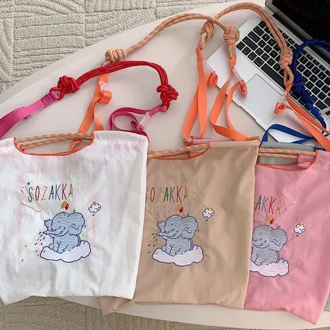 Sac Cabas en Tissu Oxford pour Femmes Grande Capacité Sac à Bandoulière Casual Avec Jolie Broderie d'Éléphant Sac Quotidien