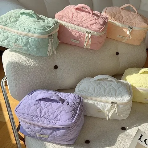 Trousse de Maquillage Matelassée en Cœur Style Ins Grande Capacité Trousse de Toilette Portable Sac de Soin Sac de Voyage