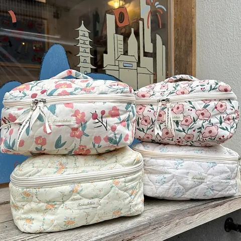 Trousse de Maquillage en Coton Matelassé pour Femmes Floral Pochette de Voyage pour Maquillage Grande Capacité Organisateur d'Articles de Toilette Sac à Main Portable