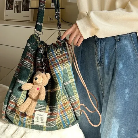 Sac à Dos à Cordon en Tissu Laine Carreaux Style Collégien Coréen Sac Bandoulière Grande Capacité avec Pendentif Peluche pour Femmes