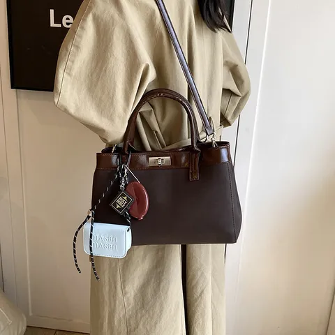 Bolso Bandolera de Cuero PU de Moda de Nicho para Mujer 2025 Nuevo Otoño Minimalista Casual Bolso de Mano con Decoración de Colgante