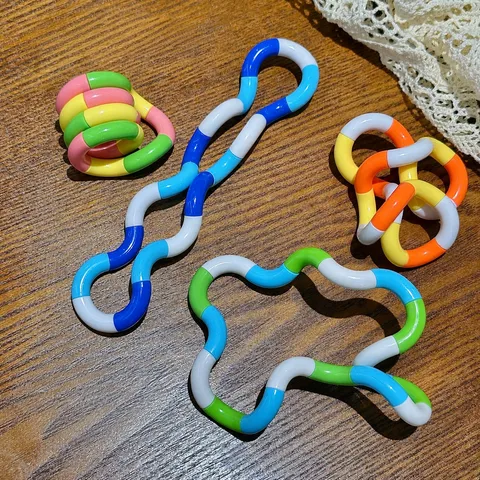 Jouet Fidget Twist Changeable Multicolore en Plastique Jouet Sensoriel de Décompression Jouet de Doigt de Puzzle Flexible Cadeau