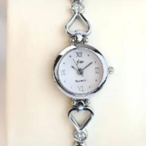 Fashion Women Heart Shaped Hollow Rhinestone Alloy Quartz Watch Elegant Round Dial Roman Numeral Wrist Watch Jewelry Gift