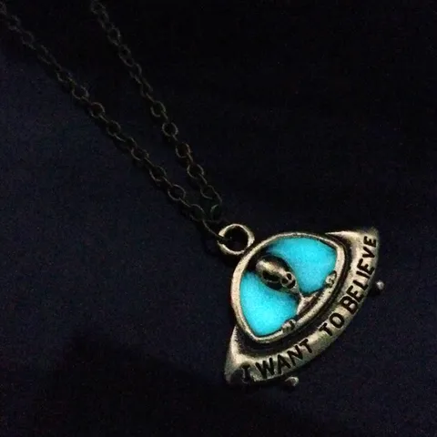 Vintage Legering UFO Alien Hanger Halsketting Lichtgevend in het Donker Retro Science Fiction Sieraden Cadeau