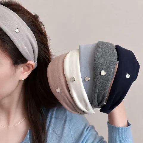 Serre-tête Tricoté à Bord Large Pour Femmes Mode Décontracté Anneau de Cheveux Avec Pendentif Cœur en Métal Accessoires de Cheveux Quotidiens Élégants