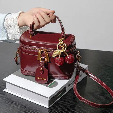 Sac à Main Boîte Rétro en Cuir PU pour Femmes Grande Capacité Navettage Sac Bandoulière Avec Charme Cerise Vintage Élégant Sacoche Carrée