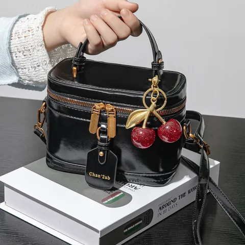 Sac à Main Boîte Rétro en Cuir PU pour Femmes Grande Capacité Navettage Sac Bandoulière Avec Charme Cerise Vintage Élégant Sacoche Carrée