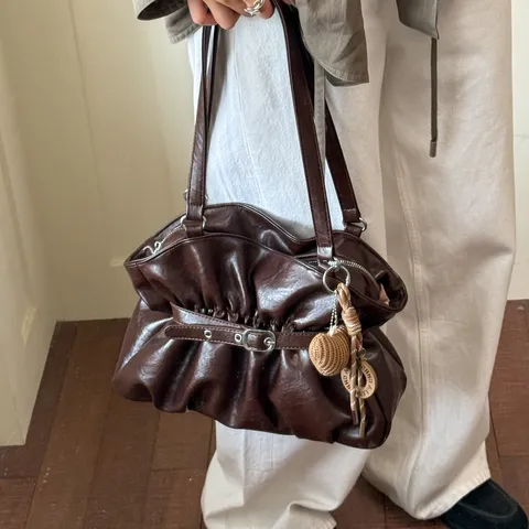 Sac Cabas Rétro en Cuir PU Plissé pour Femmes Sac à Bandoulière Grande Capacité Style Navettage Simple Sac Seau Avec Décoration de Boucle