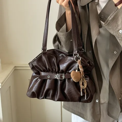 Sac Cabas Rétro en Cuir PU Plissé pour Femmes Sac à Bandoulière Grande Capacité Style Navettage Simple Sac Seau Avec Décoration de Boucle