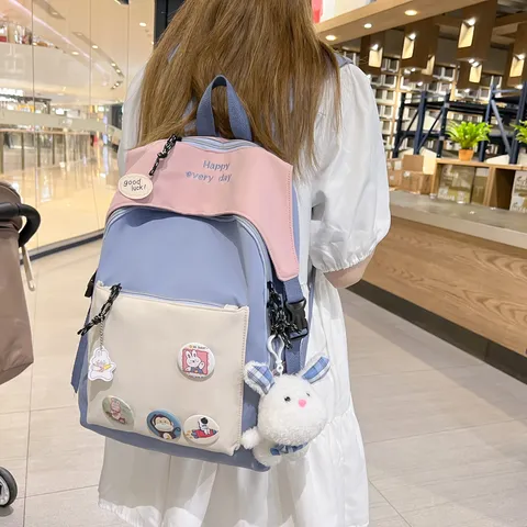 Casual Nylon Rugzak Voor Vrouwen Tieners Meisjes Schooltas Meerdere Vakken Reizen Daypack Met Schattige Hangers En Badges