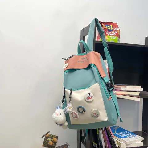 Casual Nylon Rugzak Voor Vrouwen Tieners Meisjes Schooltas Meerdere Vakken Reizen Daypack Met Schattige Hangers En Badges