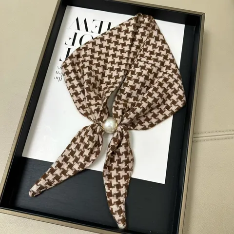 Foulard Collier en Polyamide pour Femmes à la Mode Avec Boucle en Perle Artificielle Magnétique Élégant Imprimé à Carreaux Pied-de-Poule Foulard Décoratif pour Trajet Cadeau Bijoux