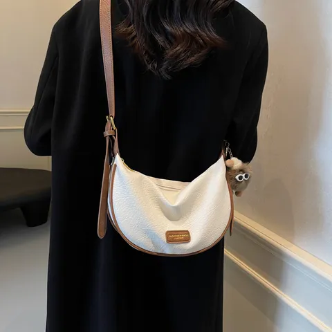 Dames PU Lederen Schoudertas Retro Effen Kleur Crossbody Tas Chique Okseltas Met Pluche Hanger Mode Handtas