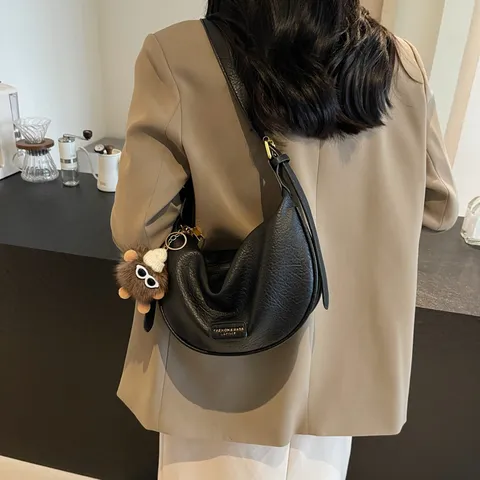 Dames PU Lederen Schoudertas Retro Effen Kleur Crossbody Tas Chique Okseltas Met Pluche Hanger Mode Handtas