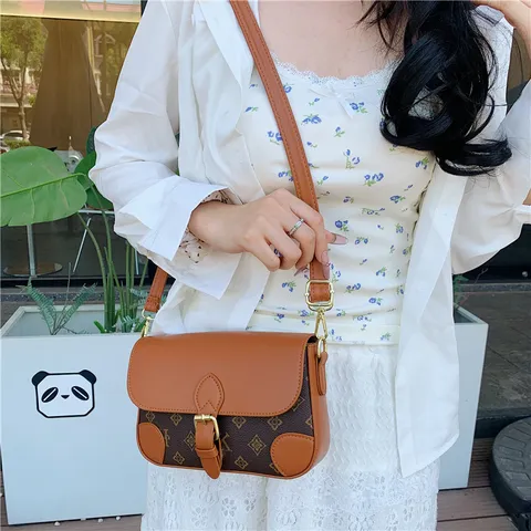 Damen PU-Leder Umhängetasche Retro Monogramm Crossbody Tasche Mode Lässige Tägliche Handtasche Schickes Klappendesign