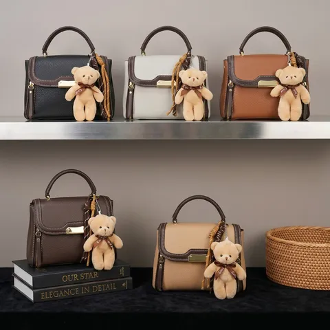 Damen Mode PU Leder Umhängetasche Vintage Kontrastfarbe Schultertasche Einfache Casual Handtasche Mit Bär Anhänger