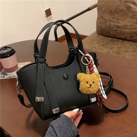 Damen PU Leder Tragetasche Große Kapazität Casual Pendeln Handtasche Umhängetasche Mit Süßem Bärenanhänger