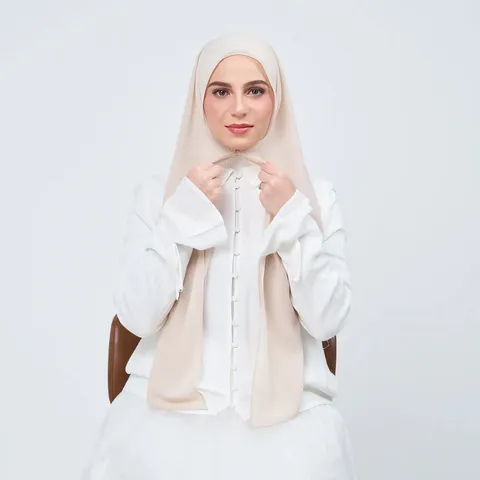 Women Pearl Chiffon Scarf With Magnetic Buckle Lightweight Hooded Hijab Solid Color Breathable Commuting Long Headwrap Scarf
