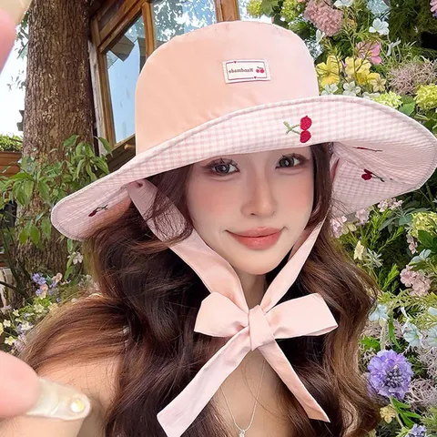 Chapeau Bob à Carreaux pour Femmes Printemps Été Protection Solaire Large Bord Mignonne Broderie Cerise Tissu Mélangé Chapeau de Plage