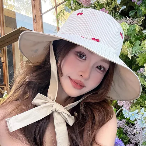 Chapeau Bob à Carreaux pour Femmes Printemps Été Protection Solaire Large Bord Mignonne Broderie Cerise Tissu Mélangé Chapeau de Plage