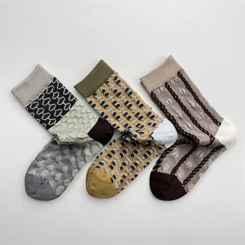 Chaussettes Mi-Haute Automne Hiver pour Femmes Chaussettes Décontractées en Coton à Motifs Géométriques Gaufrés et Blocs de Couleurs Mode Tricot