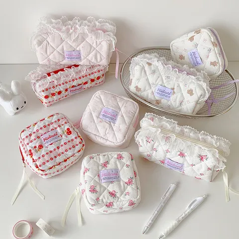 Trousse de Maquillage Matelassée à Volants en Dentelle Mignon Ours Fraise Imprimé Petite Pochette de Maquillage Sac de Rangement de Papeterie pour Étudiant