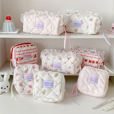 Trousse de Maquillage Matelassée à Volants en Dentelle Mignon Ours Fraise Imprimé Petite Pochette de Maquillage Sac de Rangement de Papeterie pour Étudiant