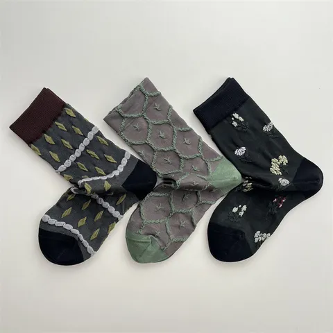 Calcetines de Media Pantorrilla Estilo Ins Japonés para Mujer Lindo Bordado Floral y Patrón Geométrico Irregular Calcetines Largos de Algodón