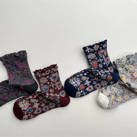 Mujeres Vintage Borde Lechuga Calcetines Media Pantorrilla Lindo Corazón Jacquard Hilo de Plata Mezcla de Algodón Calcetines Casuales