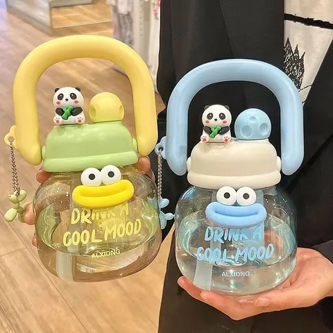 Große Kapazität Plastik Wasserflasche Süße Cartoon Panda Doppel-Trinkhalm Becher Tragbarer Griff Sport Becher Für Frauen Kinder