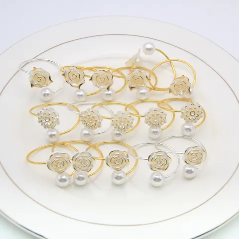 Rond de Serviette de Mariage pour la Saint-Valentin Anneau de Serviette Rond Créatif Perle Boucle de Serviette Métal Rose Fleur Décoration de Table Hôtel Dîner