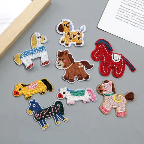 Leuke Cartoon Pony Geborduurde Patch DIY Dieren Applique Voor Kleding Hoeden Tassen Decoratieve Badges