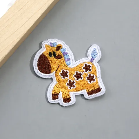 Leuke Cartoon Pony Geborduurde Patch DIY Dieren Applique Voor Kleding Hoeden Tassen Decoratieve Badges