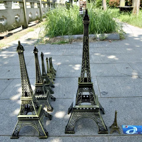 Statua Torre Eiffel in Ferro Vintage Artigianato in Metallo Architettura Casa Ufficio Scrivania Decorazione Ornamenti Modello da Collezione