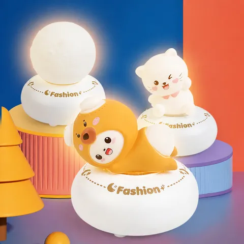 Luce Notturna Girevole con Carillon a Cartoni Animati Creativi Lampada da Comodino Simpatico Animale in Resina Luce Notturna Decorazione Regalo di Compleanno