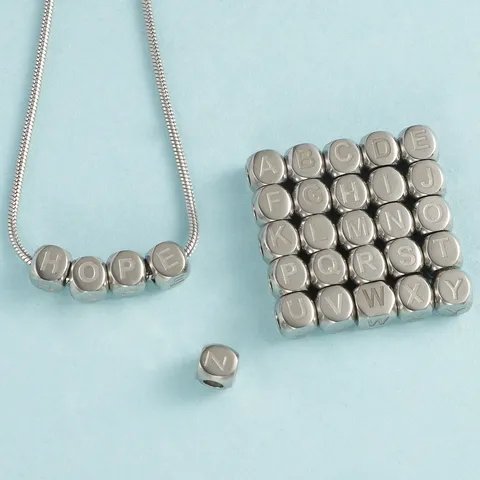 Minimalistiko Perideraio apo Anoxteidoto Chalyva me Charagmena Charms Alphabetou