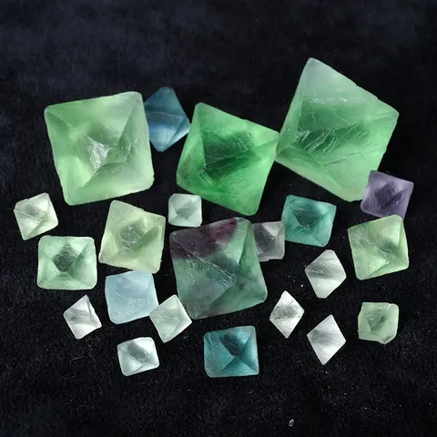 Campione Minerale di Cristallo di Ottaedro di Fluorite Naturale Pietra Grezza Energia Curativa Chakra Reiki Meditazione Arredamento Casa Ufficio