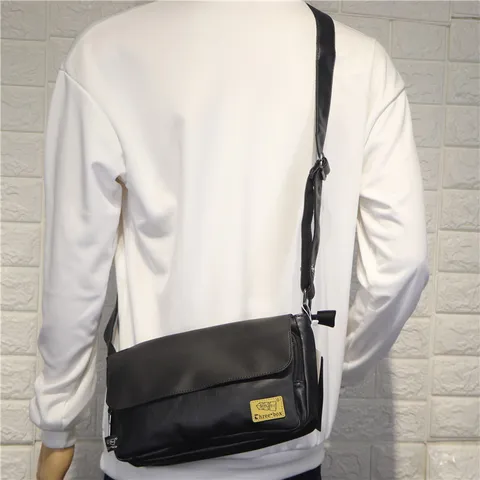 Borsa a Tracolla Retro in Pelle PU da Uomo Stile da Strada Giapponese Borsa a Tracolla Casual Borsa da Moto con Patta alla Moda
