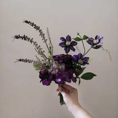 Bouquet de Fleurs Artificielles Violettes Arrangement Floral en Soie avec Feuilles pour Décoration de Mariage Maison Accessoires Photo