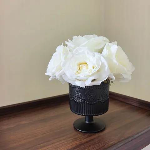 Künstlicher Weißer Rosenstrauß Mit Schwarzer Glasvase 7-Kopf Seidenblumen Arrangement Für Hochzeit Zuhause Hotel Fotografie Dekoration