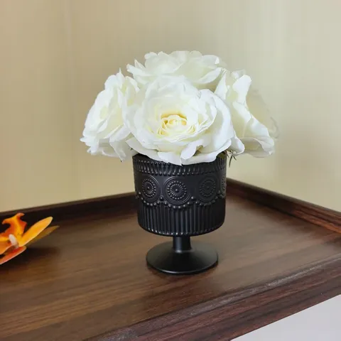 Künstlicher Weißer Rosenstrauß Mit Schwarzer Glasvase 7-Kopf Seidenblumen Arrangement Für Hochzeit Zuhause Hotel Fotografie Dekoration