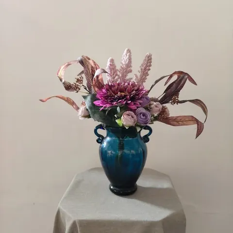 Bouquet de Fleurs Artificielles Violettes Modernes Fleur de Soie Avec Vase Décoration de Maison Photographie de Mariage Fond de Fête Fausses Fleurs