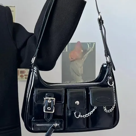 Sac Bandoulière Femme Cuir Verni Noir Style Y2K Rétro Chic Chaîne Sac Aisselle Poches Multiples Moto Tote