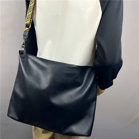 Borsa a Tracolla da Uomo in Pelle PU Grande Capacità Borsa Casual Vintage Borsa a Spalla da Viaggio Con Trarolla Larga