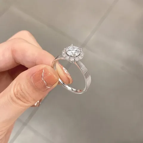 Anello in Moissanite da 1 Carato per Donna Taglio Brillante Rotondo Geometrico Rame Tonalità Argento Anello di Fidanzamento Gioielli