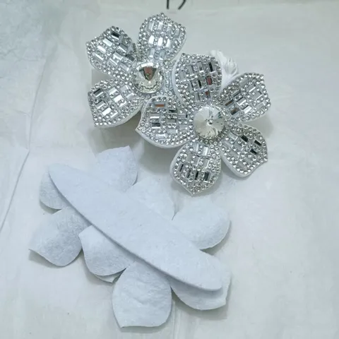 Accessoire DIY Fleur Papillon en Strass Applique en Tissu Thermocollant Garniture de Vêtement pour Chaussures Sacs Pinces