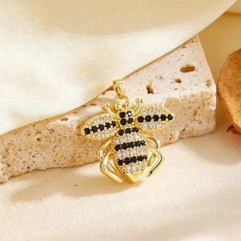Elegant 18K Gold-Plated Copper Animal Pendant For Women Sweet Butterfly Honeybee Dragonfly Leaf Shape Rhinestone Inlaid Jewelry Pendant Only (Without Chain)