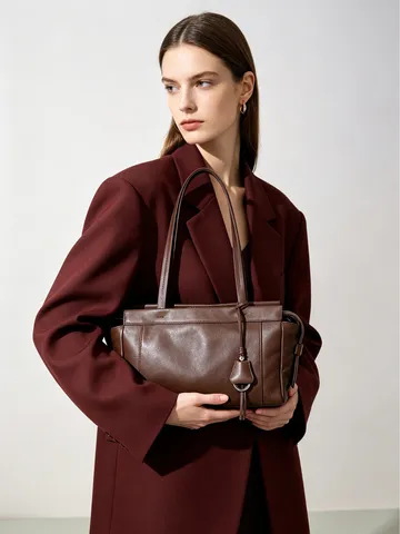 Bolso Almohada de Cuero Genuino Vintage Mujer Estilo Coreano Axila Bolso de Hombro Bolso Clásico Con Colgante de Metal Viaje