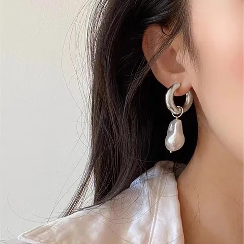 Orecchini a Cerchio Francesi Vintage Barocchi con Perla Artificiale a Goccia d'Acqua Spessi Orecchini a Cerchietto in Metallo da Donna