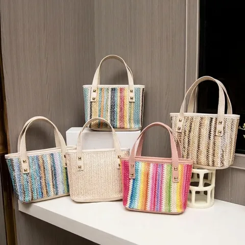 Sac Cabas de Mode en Paille Tissé pour Femmes Rayé Sac à Main de Vacances Sac Seau Décontracté avec Décoration de Rivets
